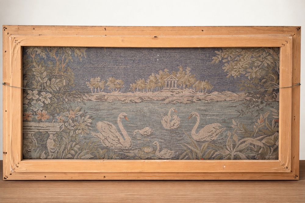 Tapeçaria decorativa com cisnes emoldurada (estilo clássico)