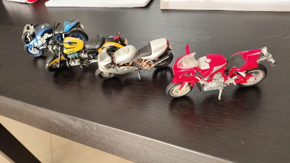 Vendo ou troco motas 1:18