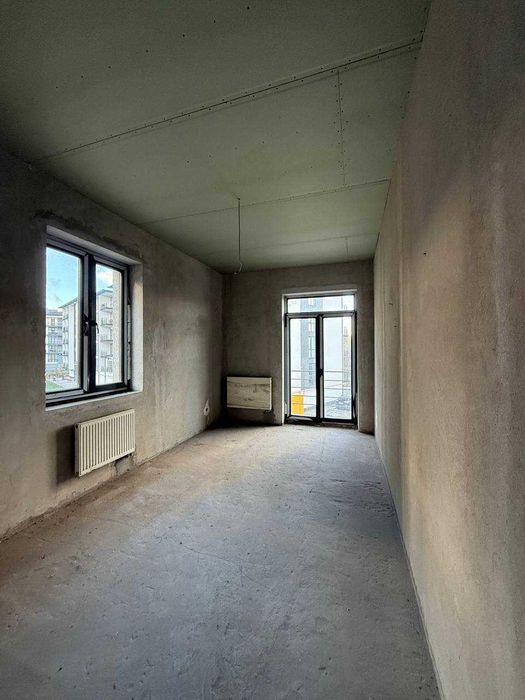 Продаж котеджу по ЄВідновлення в Брюховичах, з виглядом на озеро.