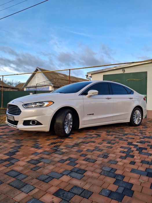 Ford fusion 2013 год.