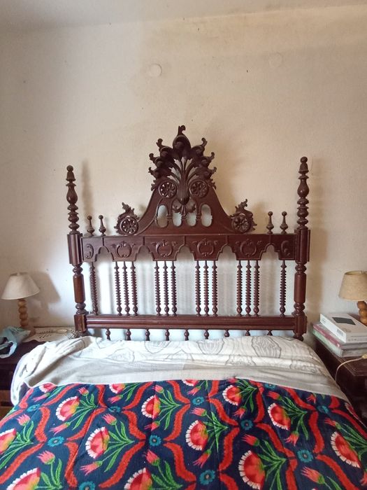 Cama casal madeira maciça estilo antigo