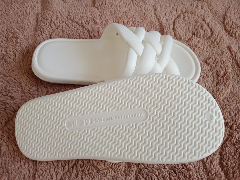 Шлепанцы на лето ,белые