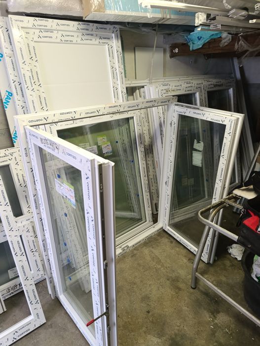 Janela em PVC branca oscilobatente