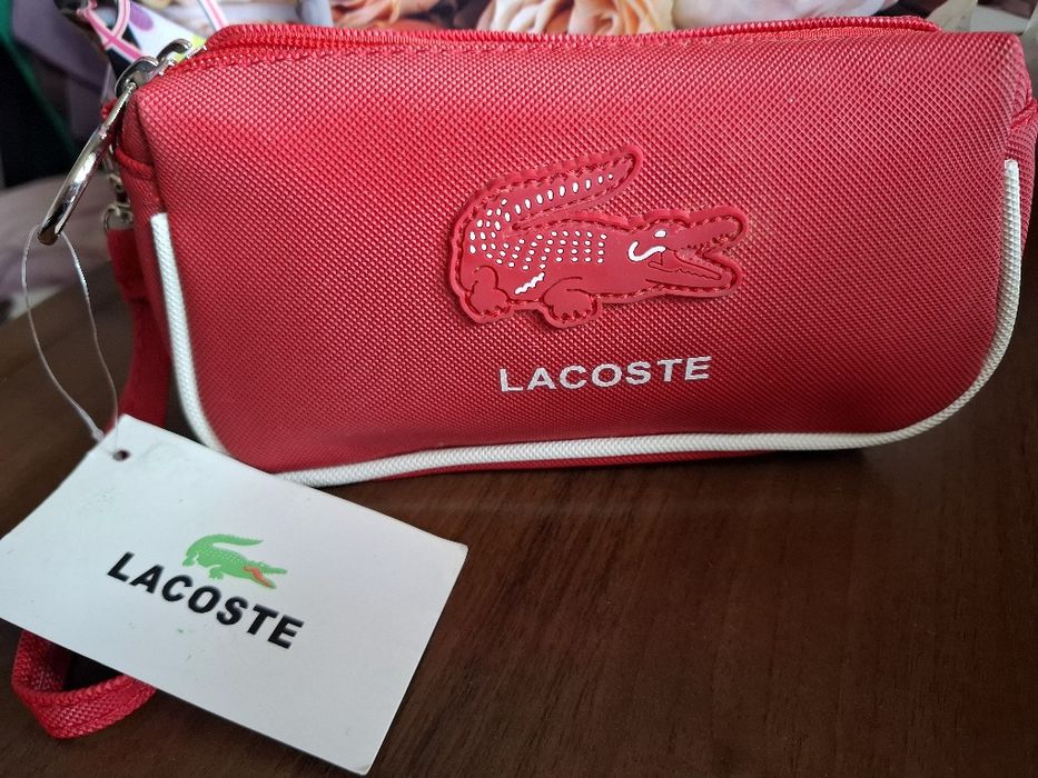 Красная сумка Lacoste