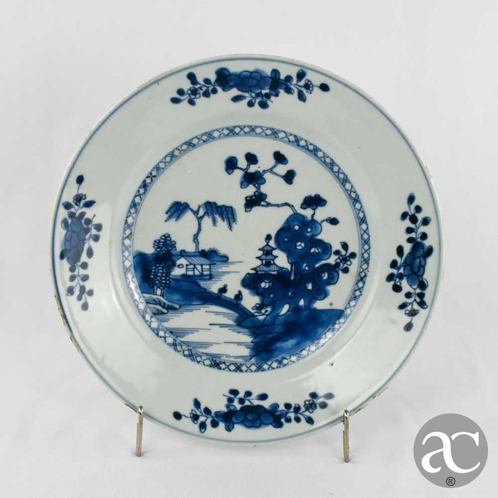 Prato porcelana China período Qianlong, séc. XVIII, pagode e paisagem