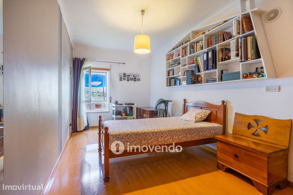 Apartamento T2 com estacionamento e terraço, em Vialonga