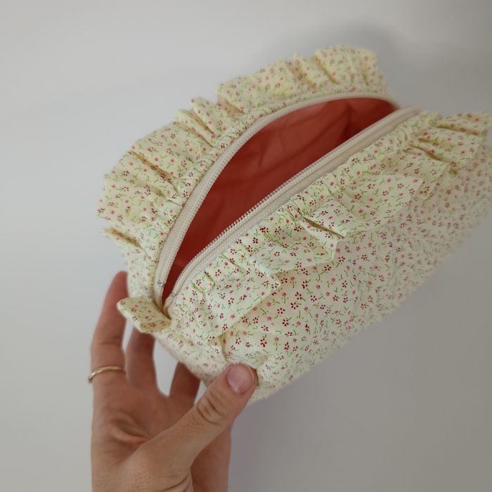 Pikowana kosmetyczna handmade w drobne kwiatuszki