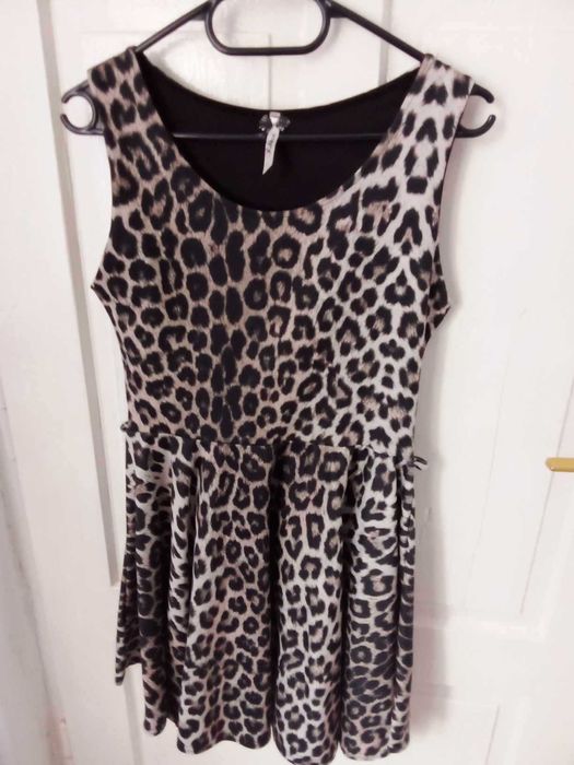 Sukienka w panterkę.