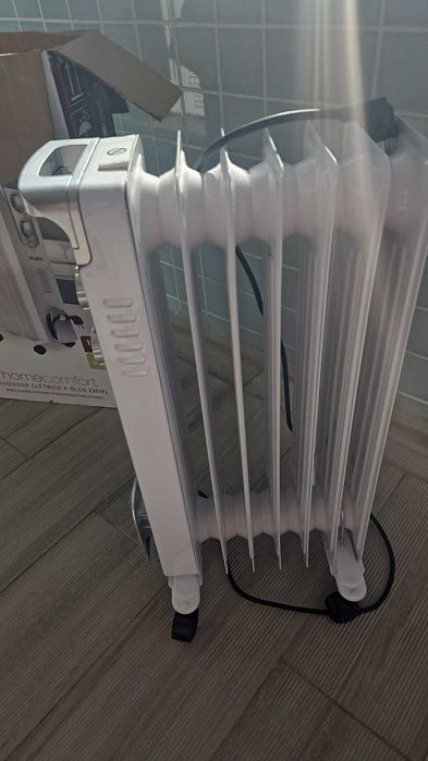 Radiador eléctrico a óleo usado, mas em bom estado.
