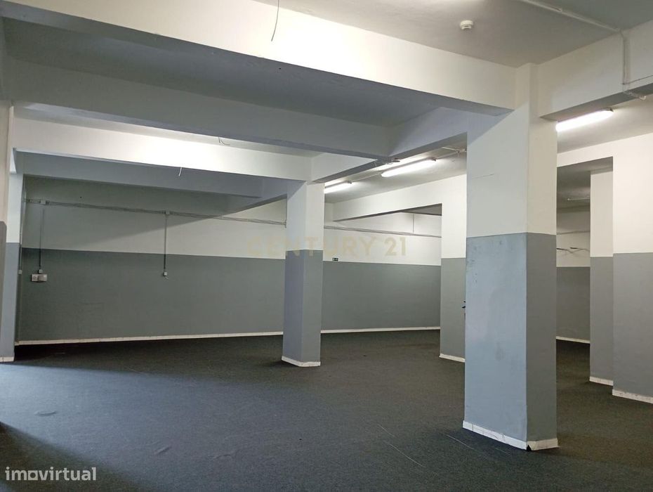 Arrenda-se Armazém com 261 Mts. em zona central de Almada