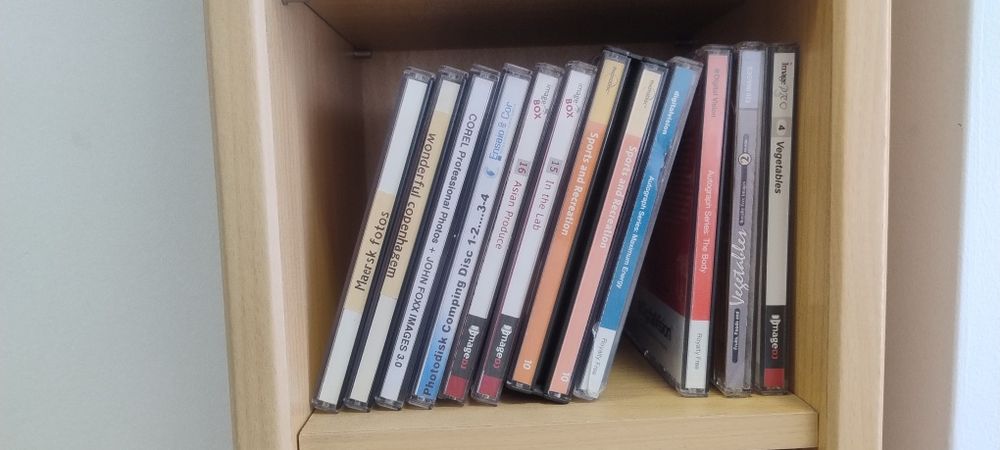 Dezenas de CDs ou DVD com imagens royaltyfree