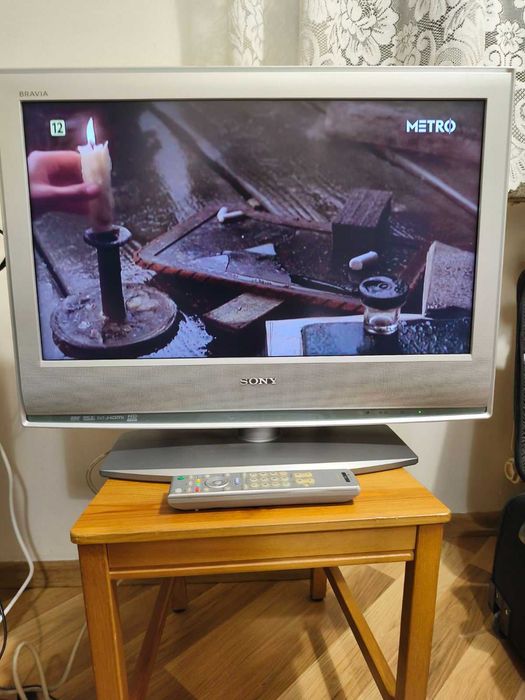 Telewizor z pilotem.