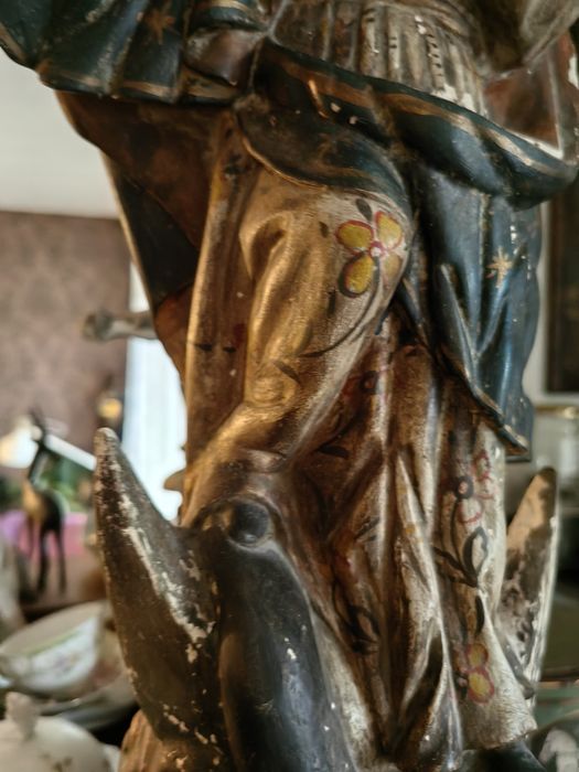 Stara gipsowa rzeźba Madonna na smoku