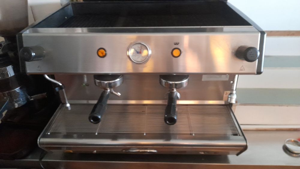Máquina Café Brasília Profissional 2 Grupos ( com opção+ Moinho Rossi RR45)
