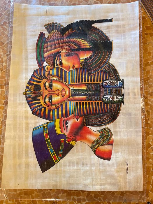 Papiro pintado com figuras egípcias