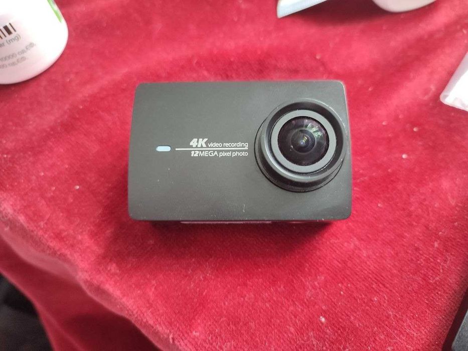 Action Camera xiaomi Yi 4K (можливий торг) + кріплення на голову, тіло, велосипед/мотоцикл + селфі палка + аквабокс + карта памяті на 128 гб (119)