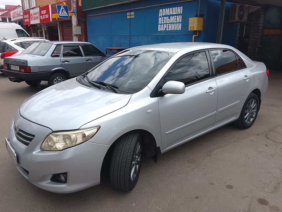 Продаю Toyota в гарному стані, газ, бензин.