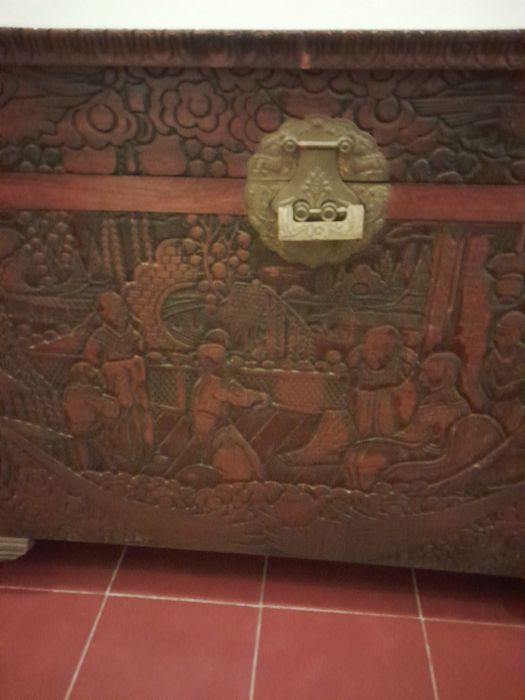 Arca de Enxoval  com relevos