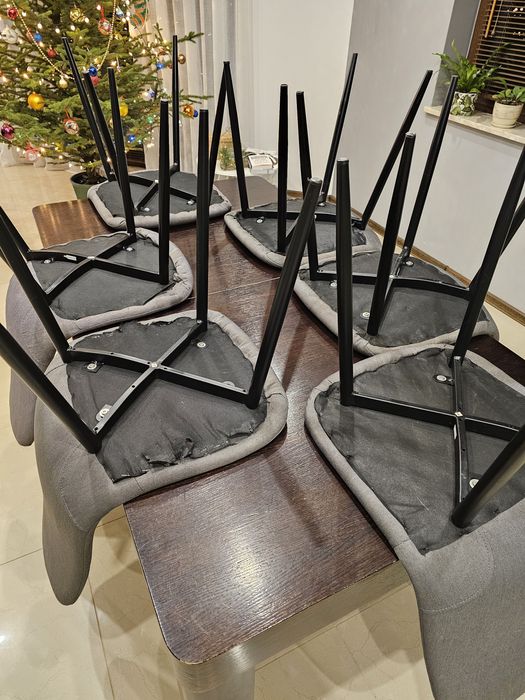 Solidny rozkładany stół z krzesłami