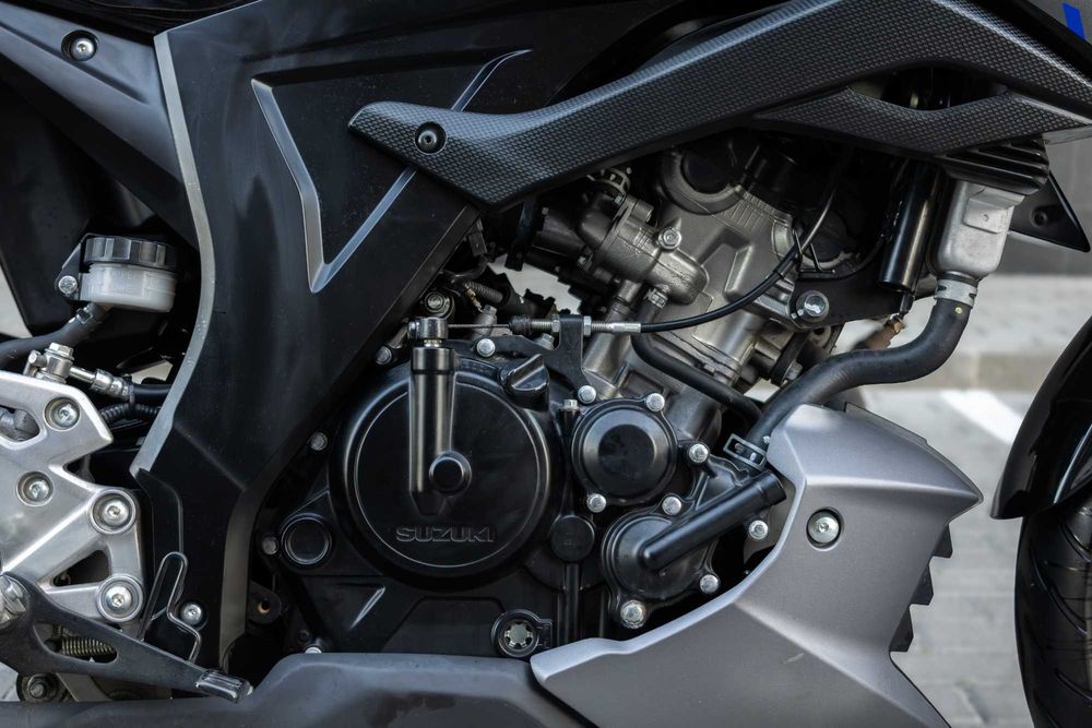 SUZUKI GSX-S125! Como Nova!