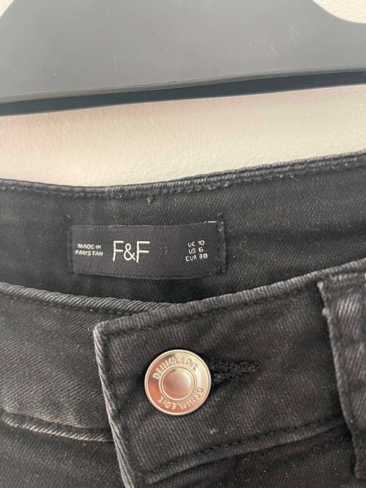 czarne rurki z przetarciami F&F rozmiar 38