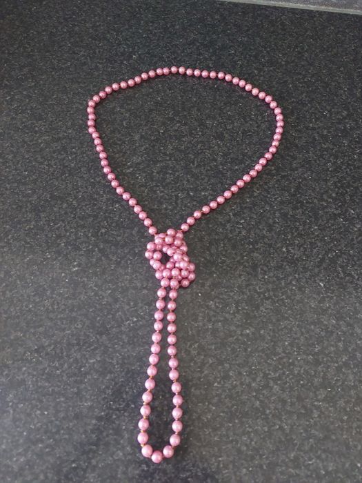 Colar preto em pedras