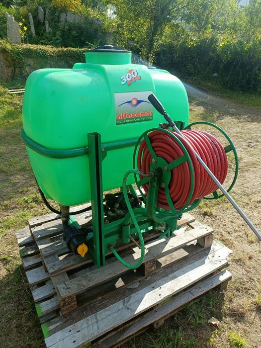 Pulverizador Rocha 300 litros semi novo com barras