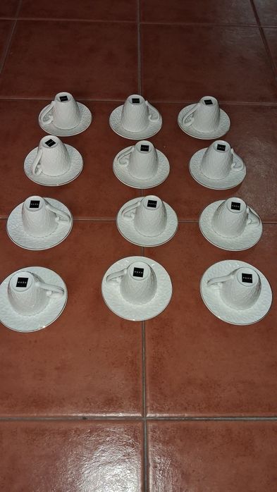 Conjunto de 12  chavenas de café e pires