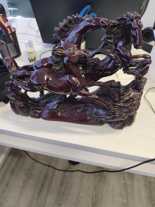 Vendo estatueta de cavalos (portes incluídos)