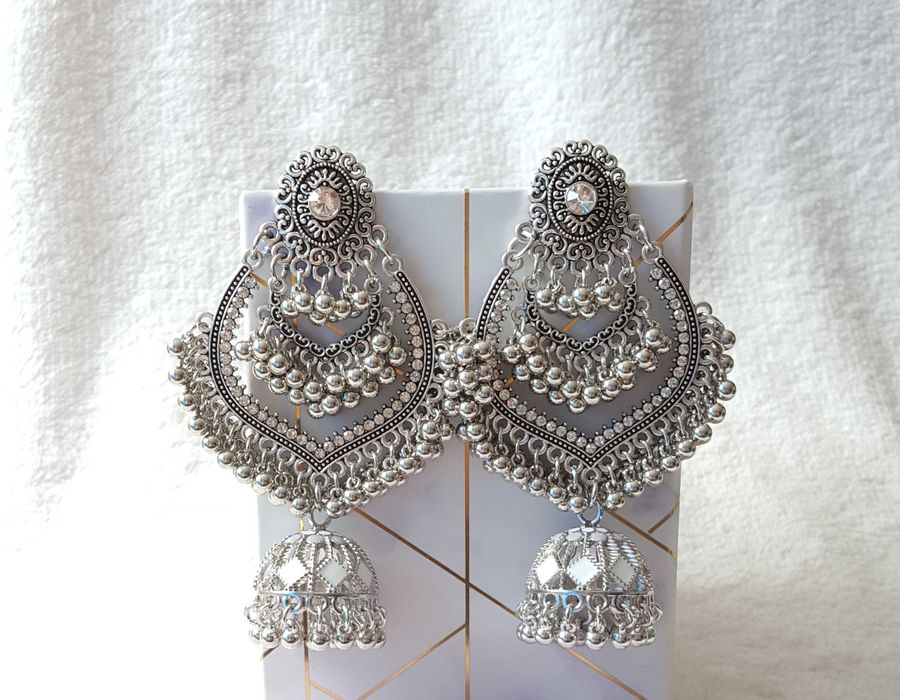 Duże długie kolczyki srebrny kolor białe cyrkonie dzwonki Bollywood