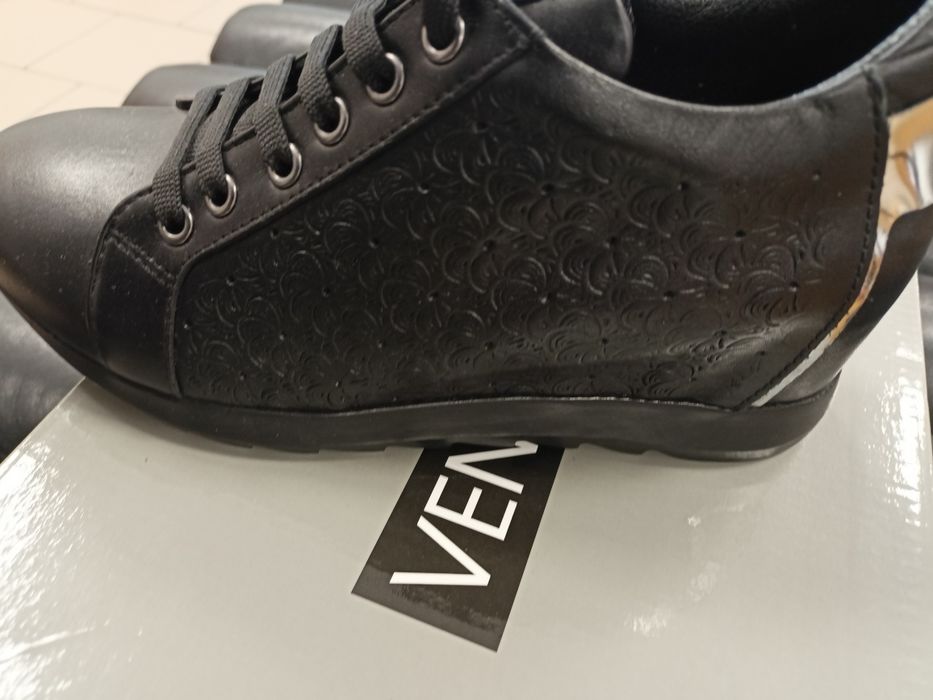 Buty na wbudowanym koturnie