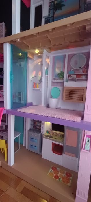Casa da Barbie em bom estado