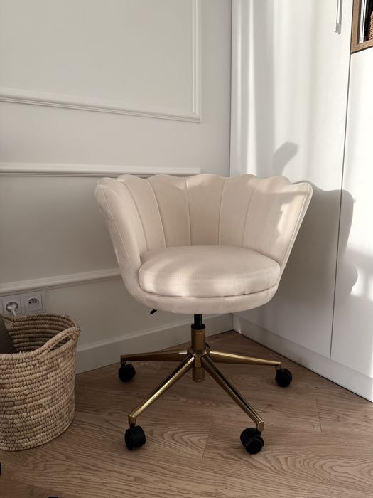 fotel obrotowy w kształcie muszli