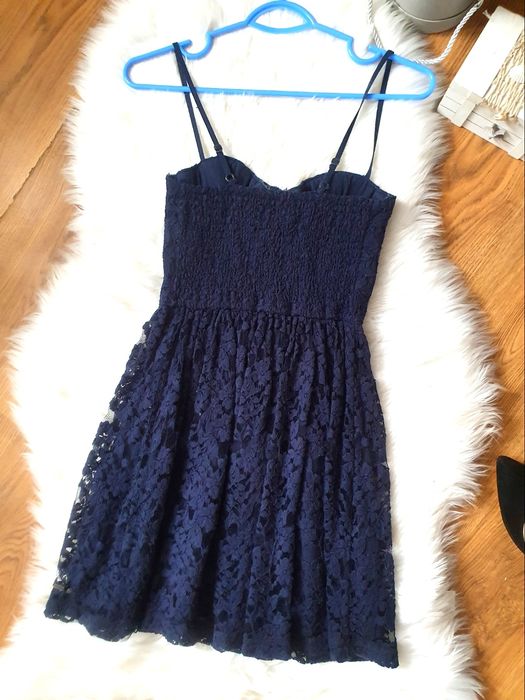Koronkowa sukienka abercrombie&fitch