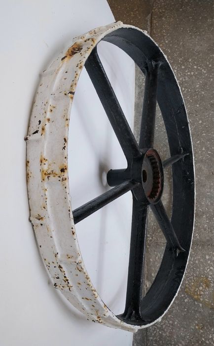 Metalowe stare koło