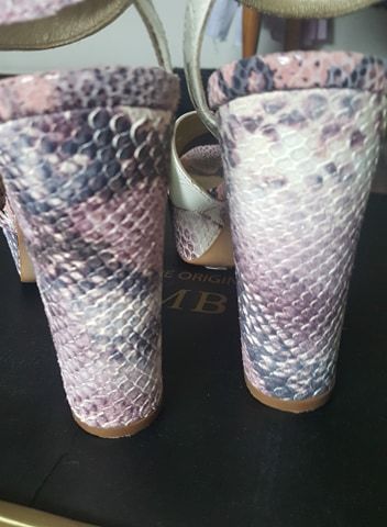 Sandálias Bamburi Novas e Botins Lança perfume