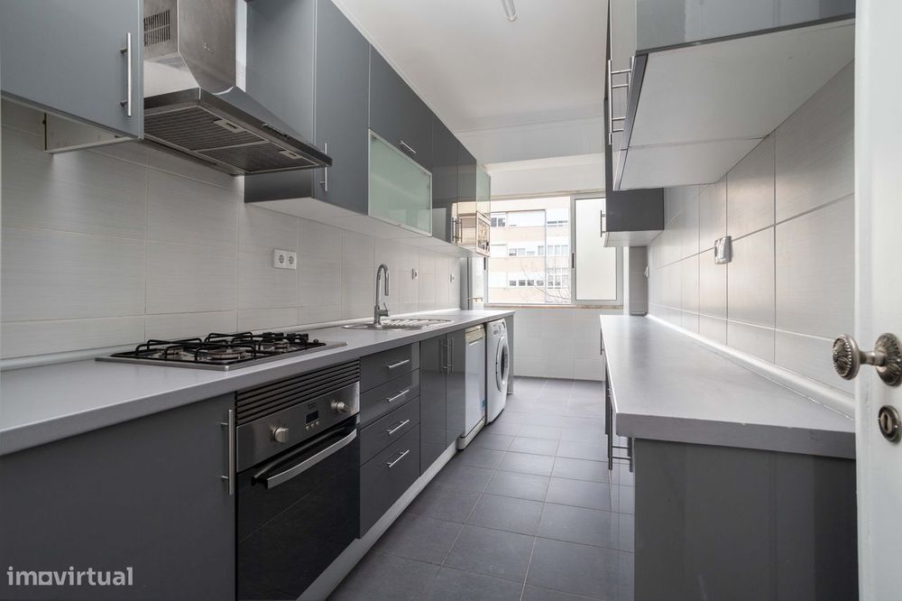 Oeiras, Apartamento T1 Remodelado em Localização Central a um Passo de