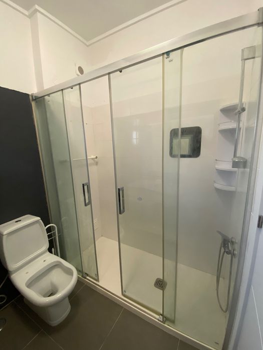 Arrenda-se apartamento totalmente remodelado – Vista Mar | Terraço Privado