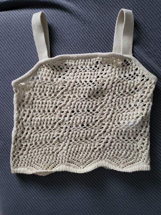 Top na ramiączkach szydełkowy