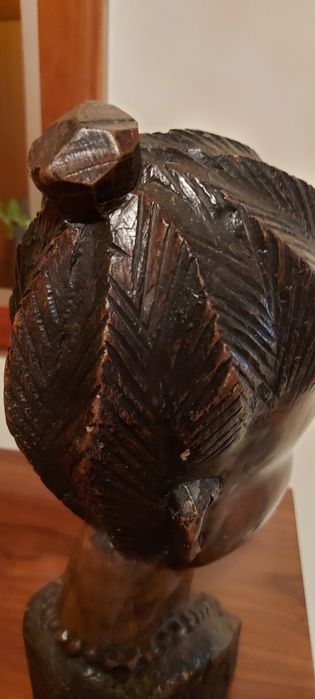 Busto em madeira