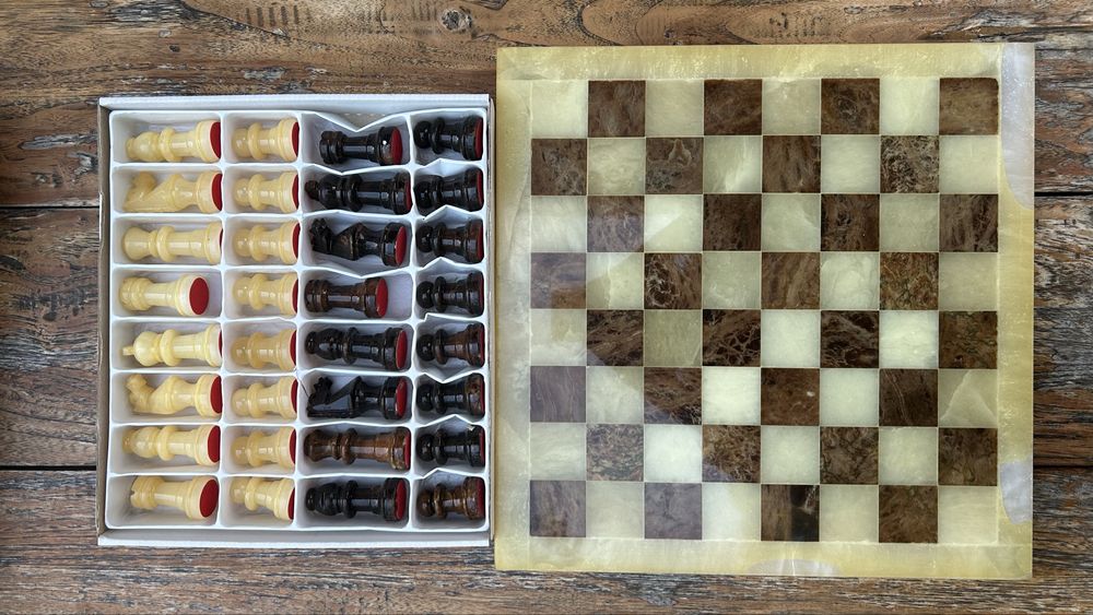Xadrez em alabastro/ónix com tabuleiro e peças