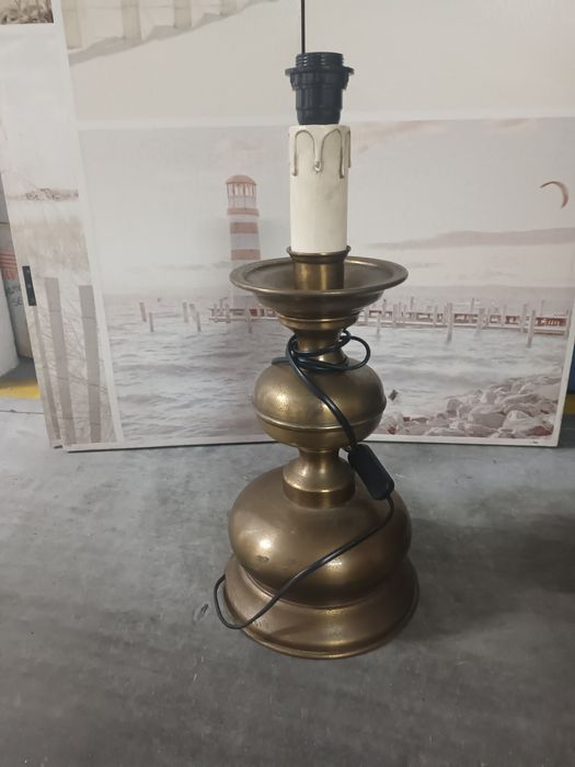 Candeeiro em latão 
Altura: 55cm
Candeeiro