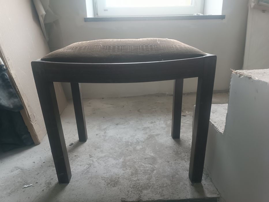 Pufa, taboret drewniany z obiciem tapicerowanym na sprężynach zabytek, antyk, PRL