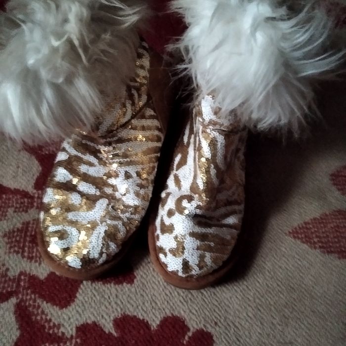 Продам новые пальтокофейное и белое за 300 грв одно 46 48 размер новы