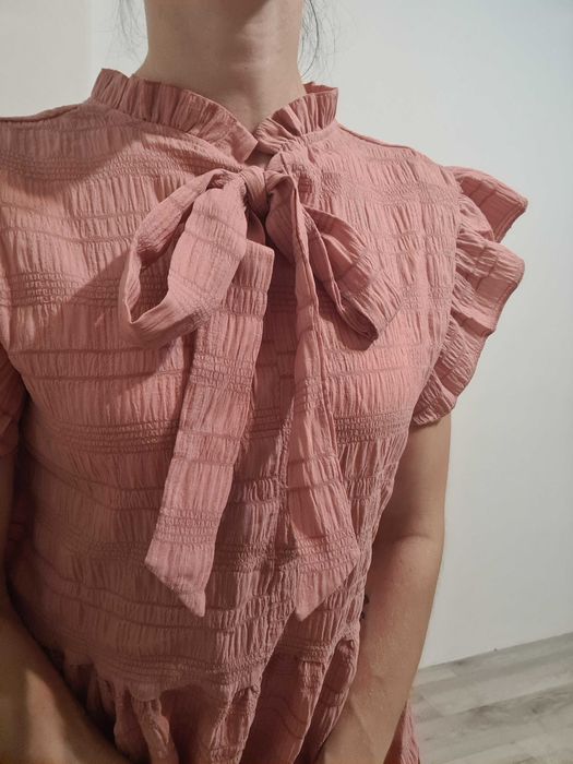 luźna sukienka z kokardą, falbanki