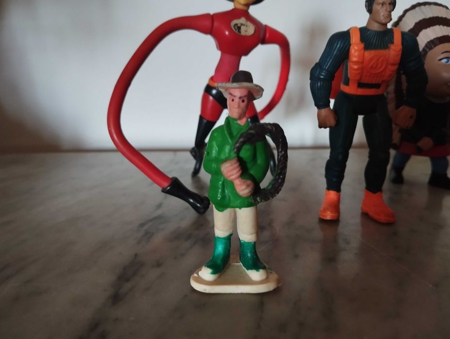 Lote de figuras colecionáveis.
