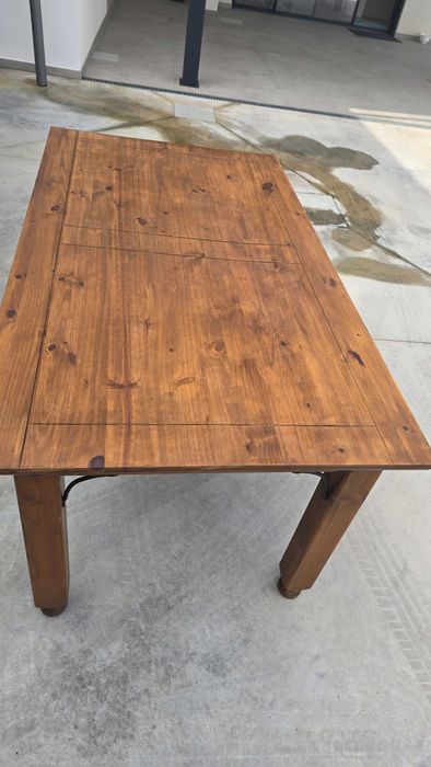 Mesa de jantar com 4 cadeiras em madeira maciça.