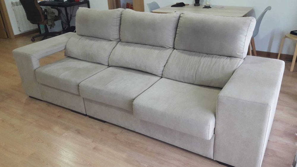 Sofá em tecido 2,70 metros 3 lugares, cor bege