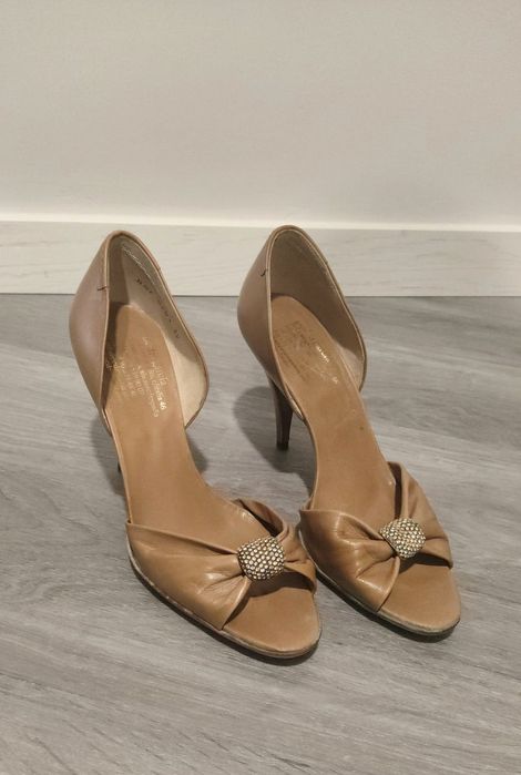 Sapato castanho brilhantes