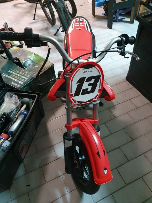 Mota elétrica infantil Injusa Red Fighter 24V – praticamente nova
